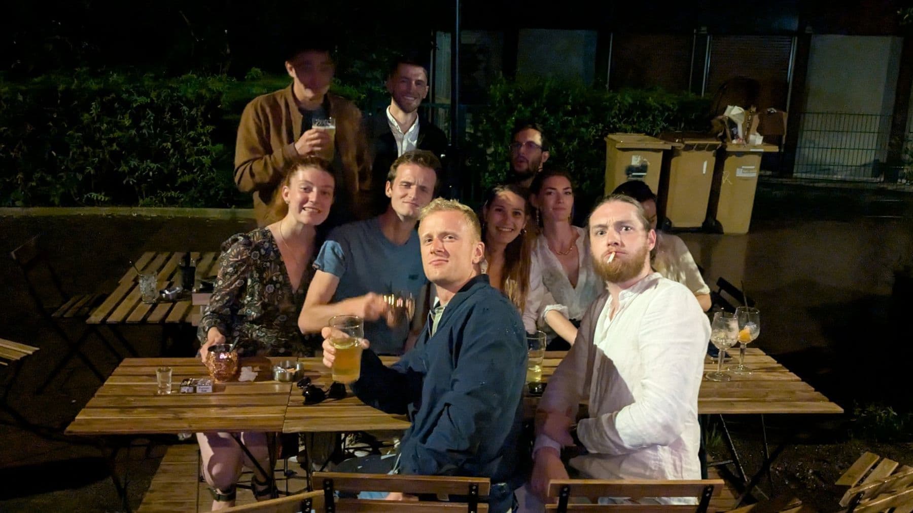 Grande tablée d’amis en terrasse, un soir d’été