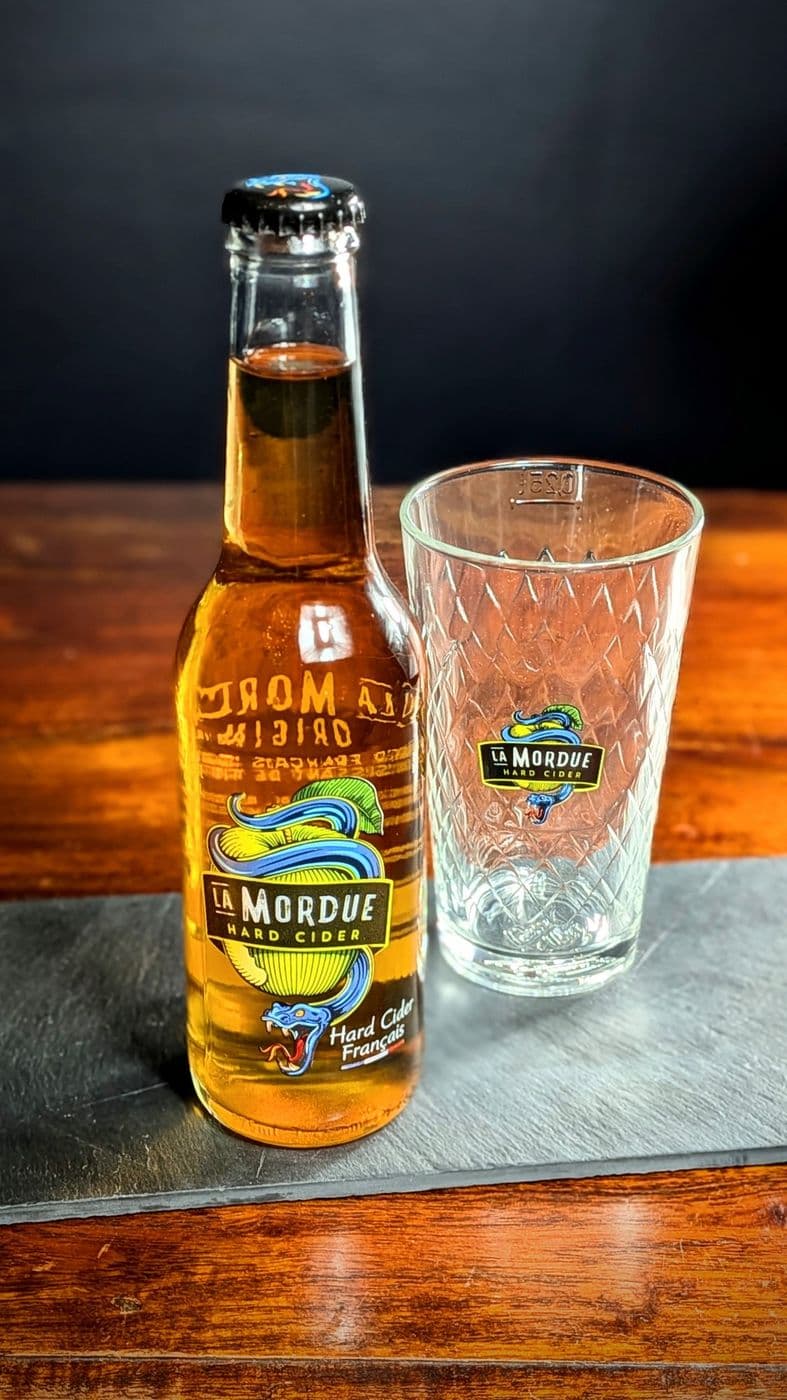 Bouteille de cidre La Mordue et son verre