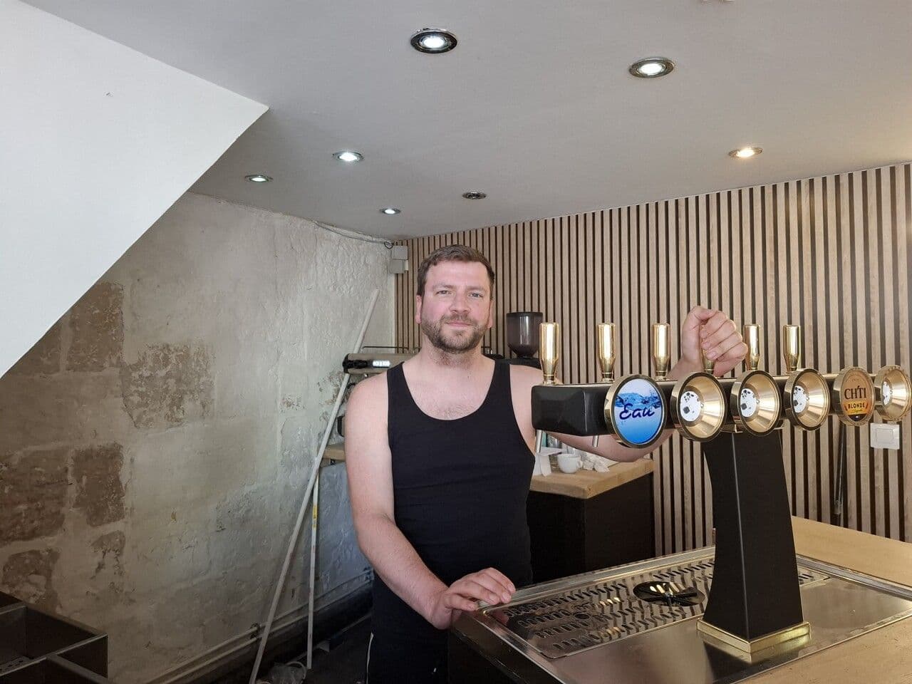 Derrière le comptoir, les cinq becs à bière pression du Bec Bien Zen