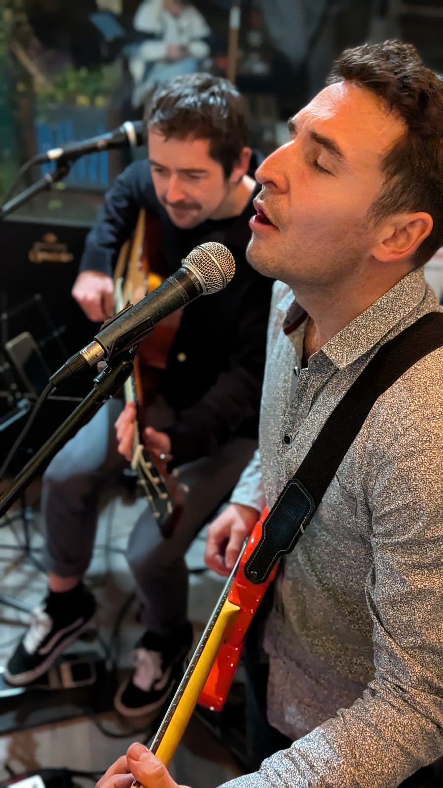 Duo guitare-voix en concert dans la salle du Bec