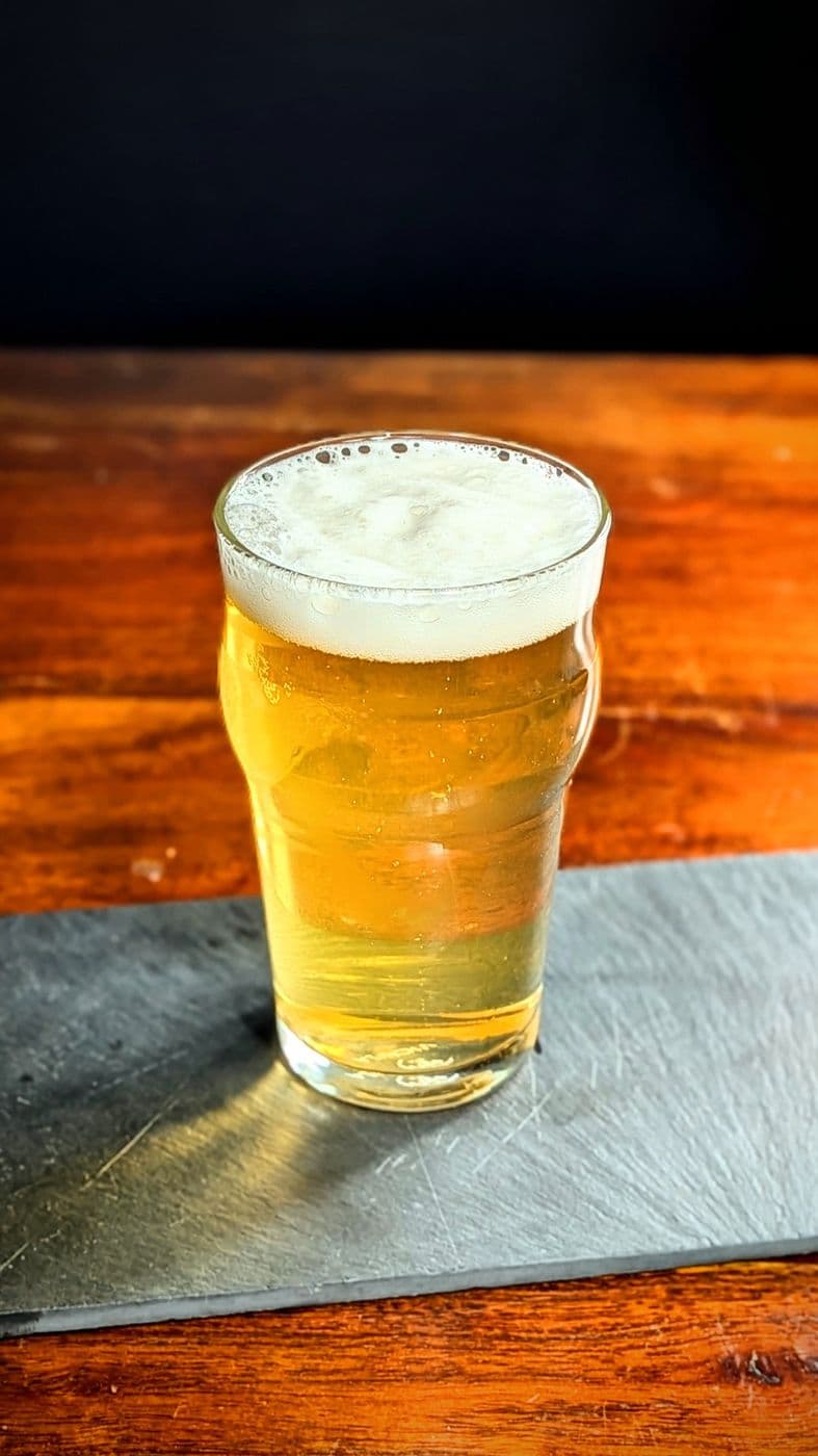 Un demi de bière blonde bien mousseux