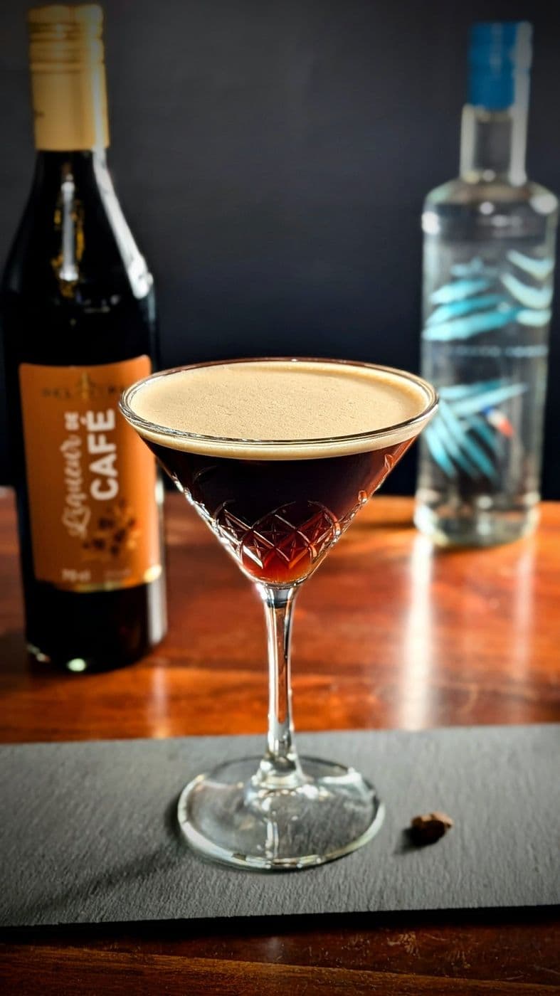 Espresso martini dans une coupe, mousse dorée