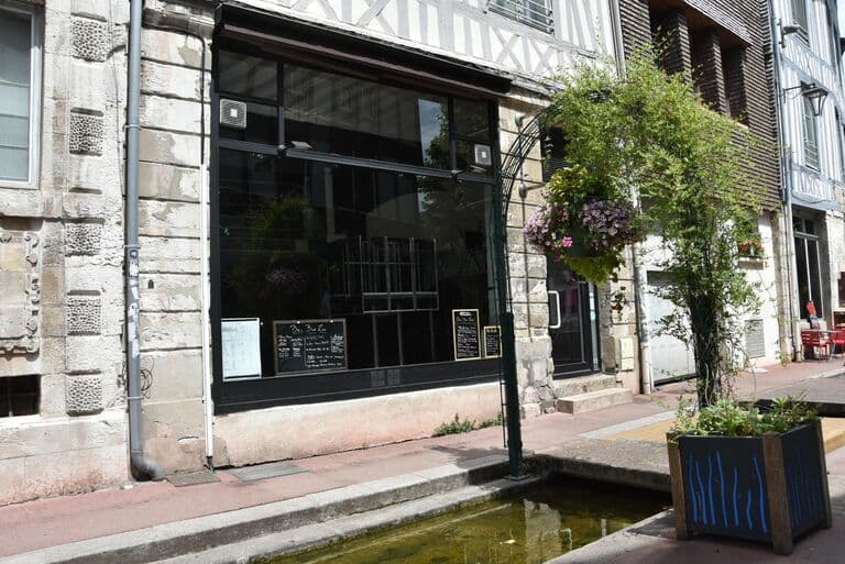 La façade du bar, avec le Robec qui coule juste devant