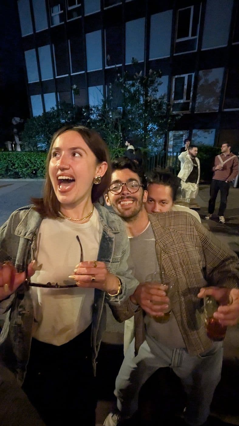 Fous rires entre amis à la tombée de la nuit