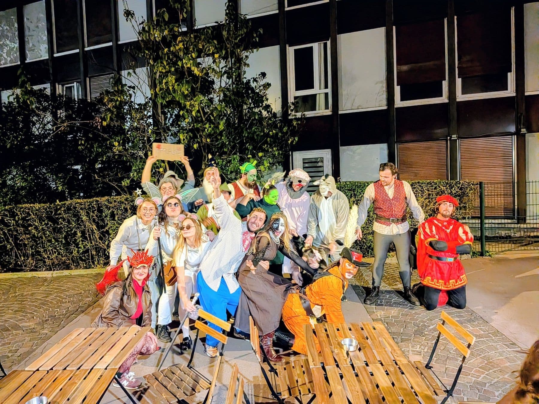 La bande déguisée de la soirée Halloween, en terrasse