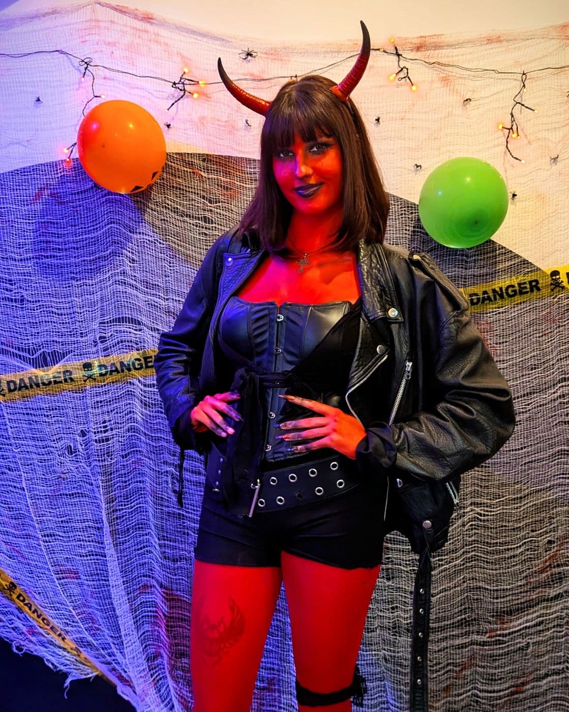 Une cliente déguisée en diablesse pour Halloween
