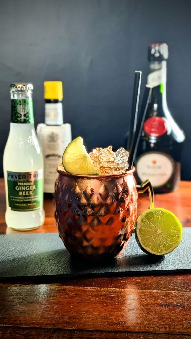 Moscow mule dans sa tasse en cuivre, citron vert et ginger beer