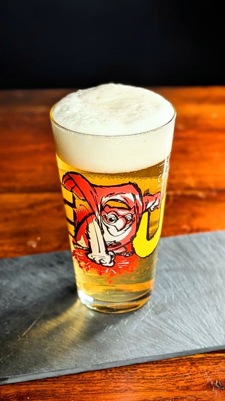 Pinte de blonde dans un verre illustré