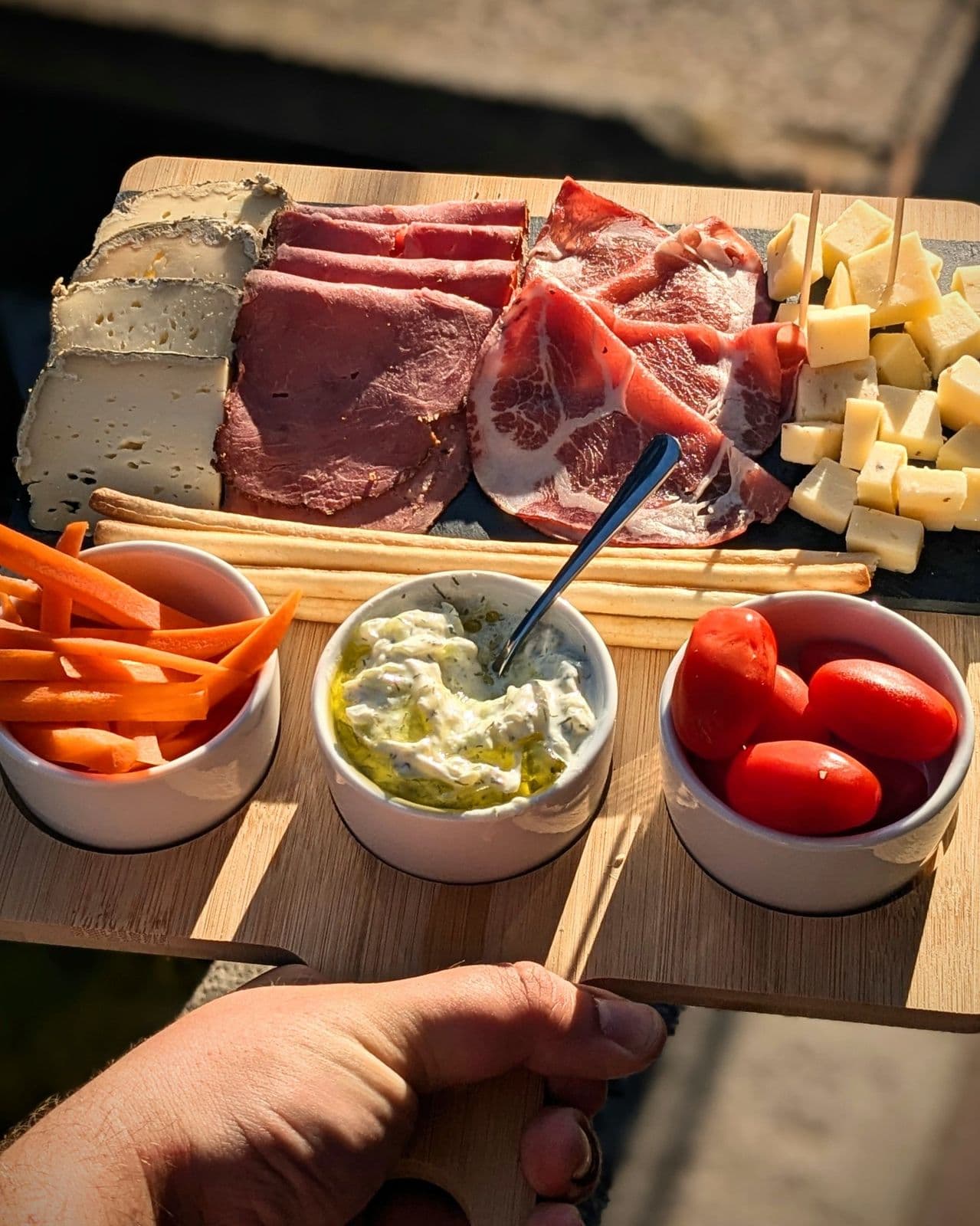 Planche mixte : charcuteries, fromages, bâtonnets de carotte, tartinades maison
