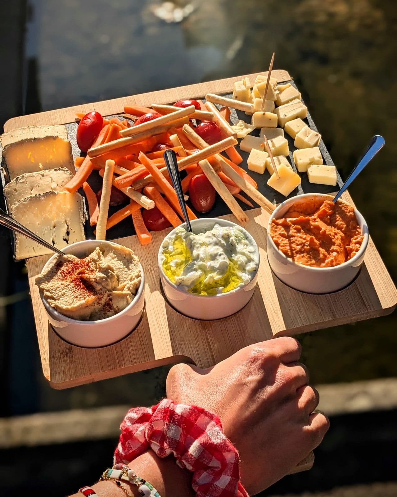 Planche végétarienne : houmous, tzatziki, fromages, crudités