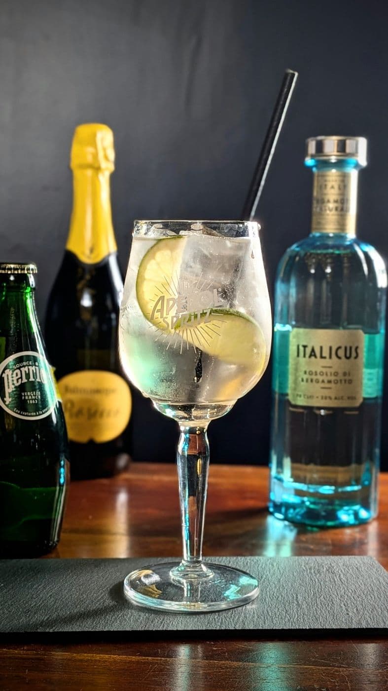 Spritz à l’Italicus, liqueur de bergamote, dans un verre à pied