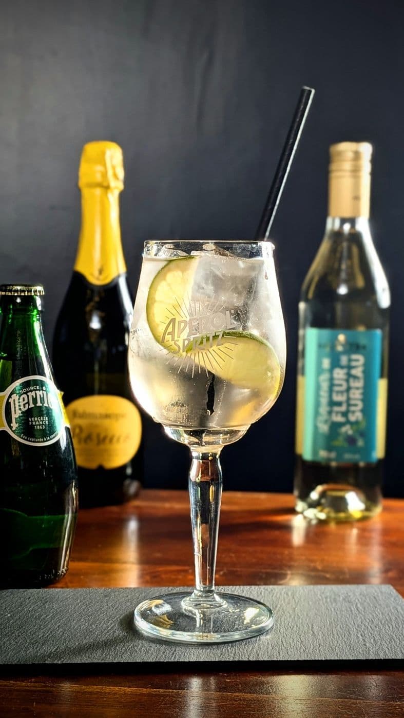 Spritz à la liqueur de fleur de sureau, citron vert