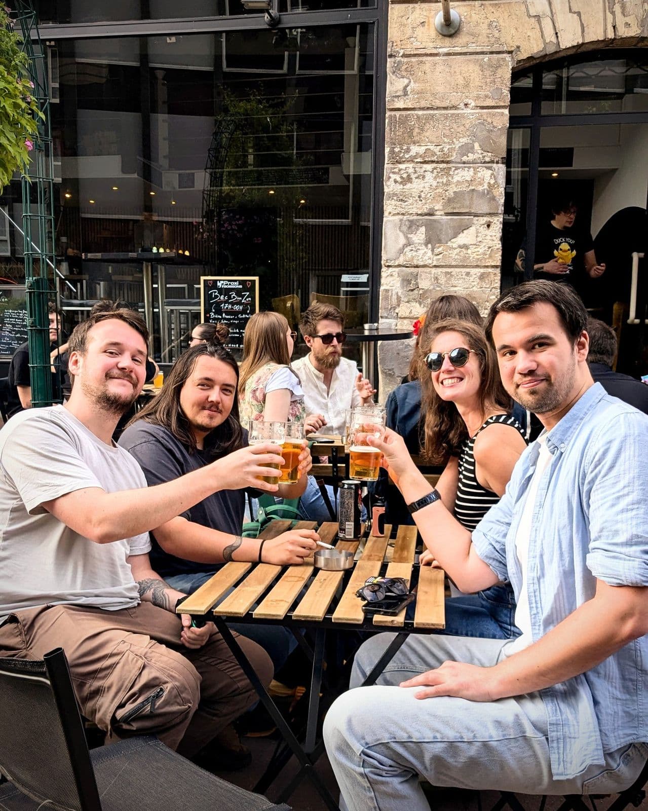 Tchin collectif en terrasse, devant la vitrine du Bec