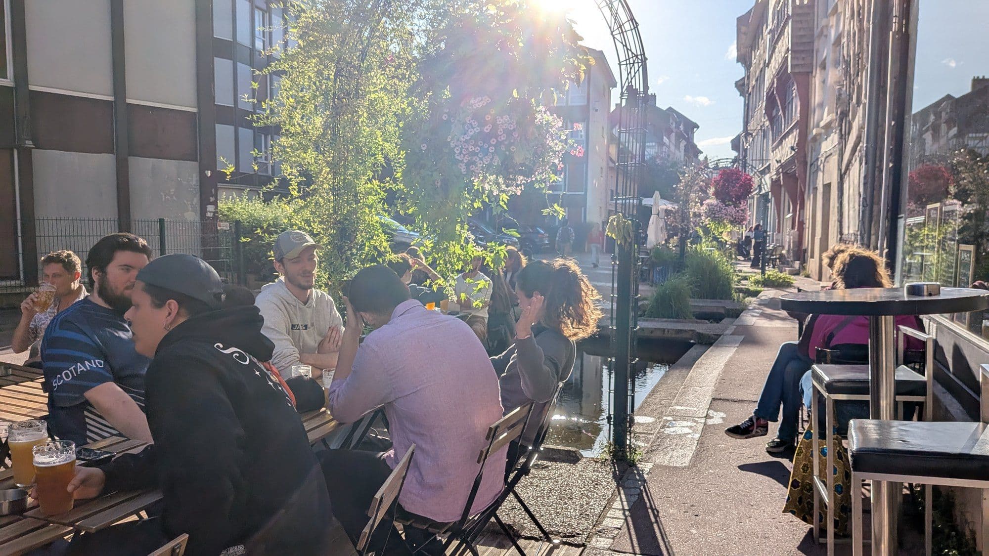 La terrasse du Bec Bien Zen au soleil, rue Eau-de-Robec, le long du Robec et de ses passerelles